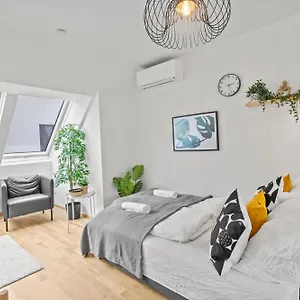 Near Klinik Floridsdorf - 3 Min To Supermarket And Pharmacy - On-site Parking For 19,90 Eur Apartment